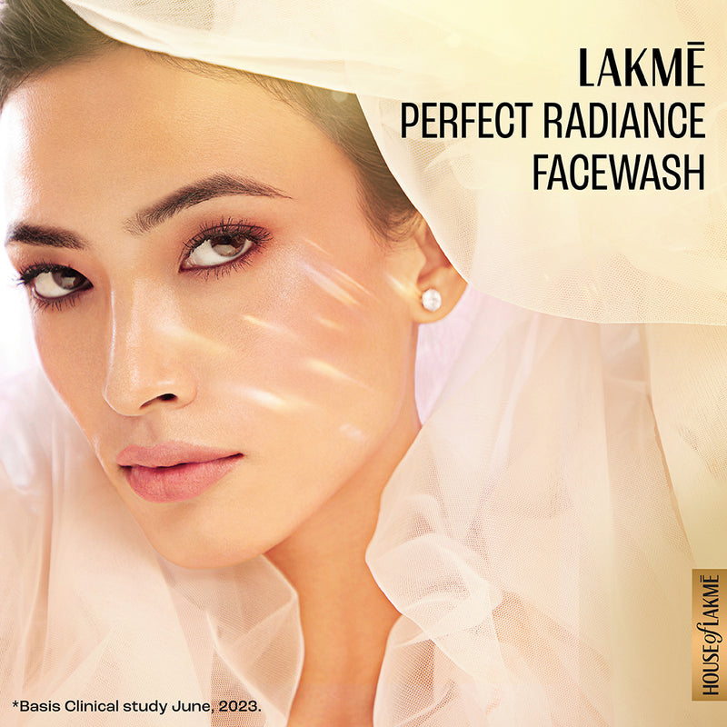 Lakmē Perfect Radiance Brightening Facewash with Niacinamide for Glowing Skin, 50gm